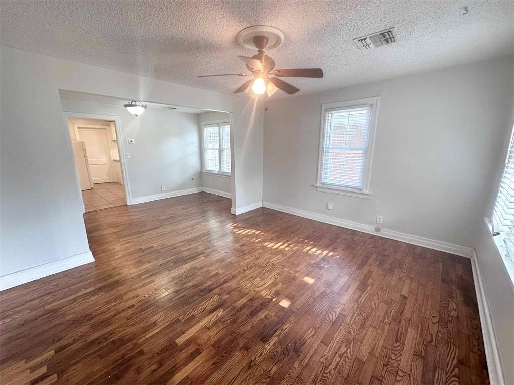 4605 N Hammond Avenue - Photo 1