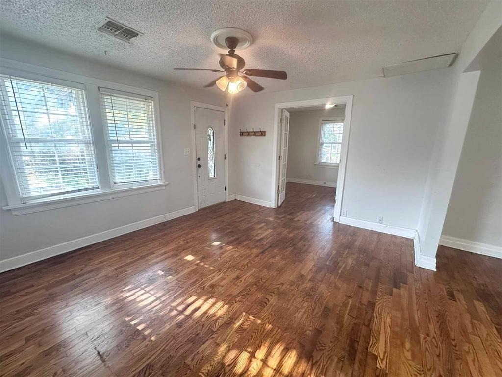 4605 N Hammond Avenue - Photo 3