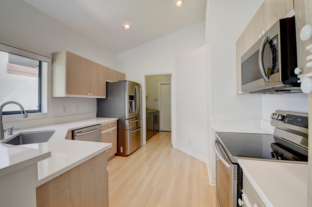 10201 Lexington Lakes Boulevard N - Photo 9