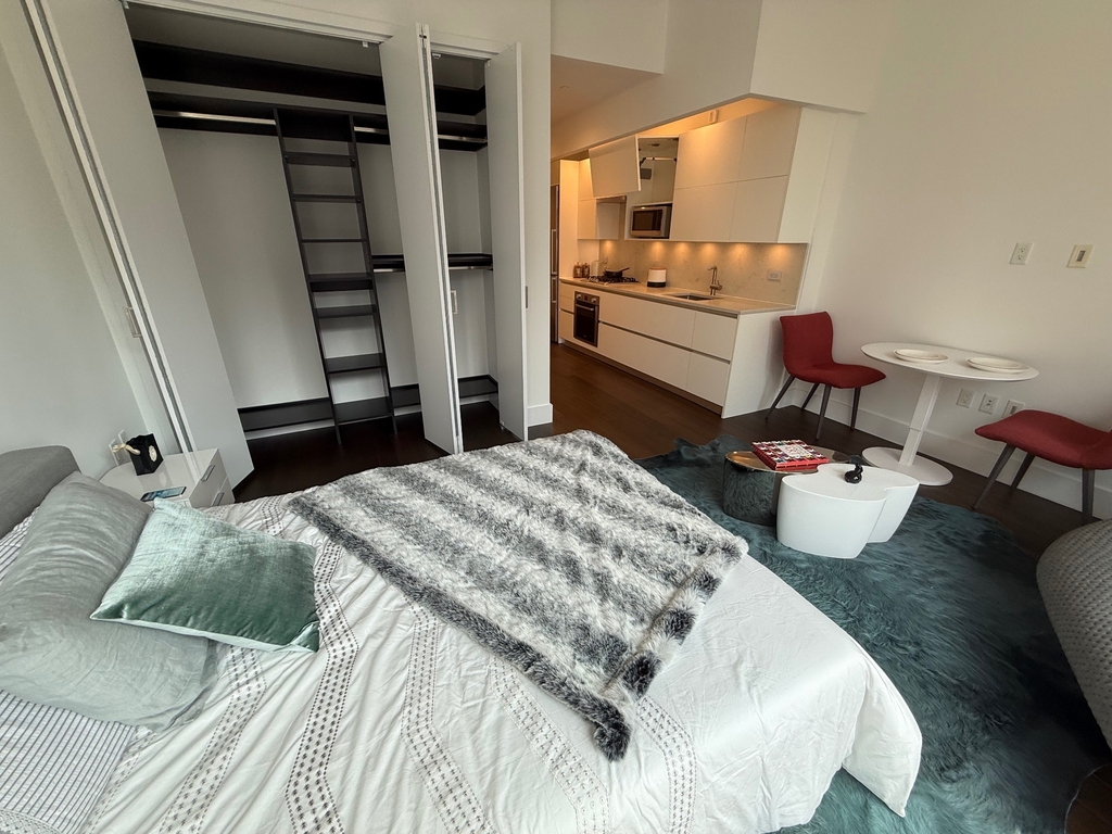 222 East 44th Street - Photo 4