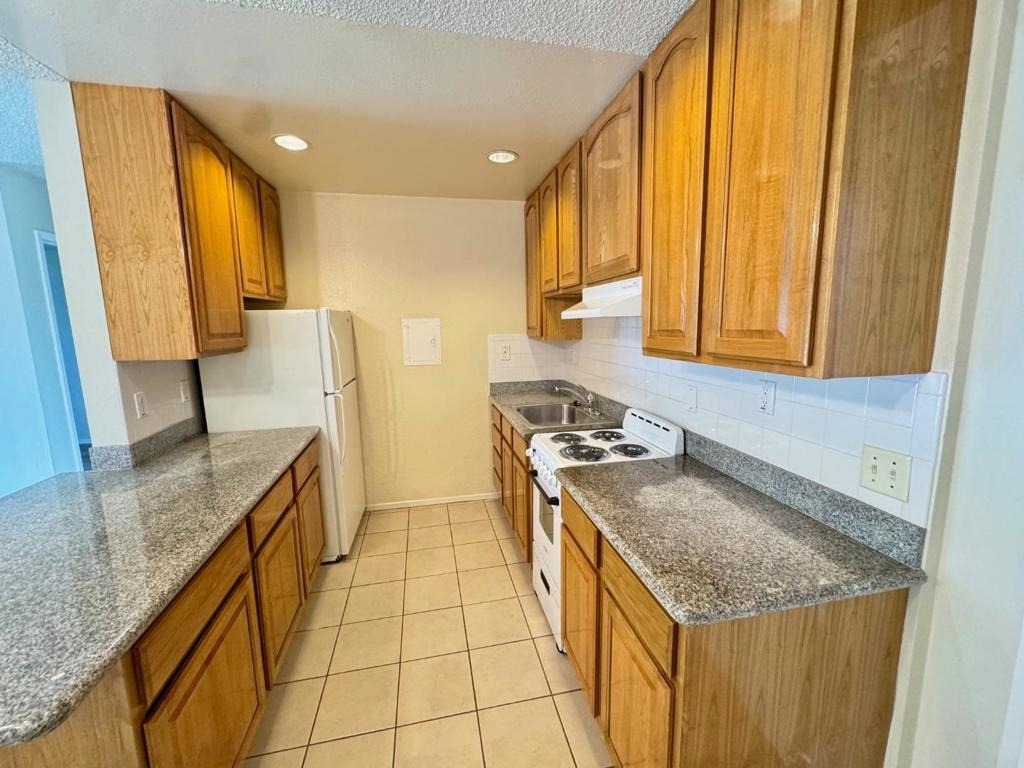 1126 Cherry Avenue - Photo 3