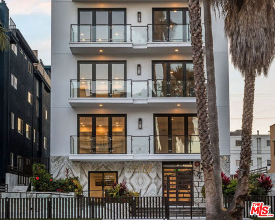 137 N Doheny Drive - Photo 1