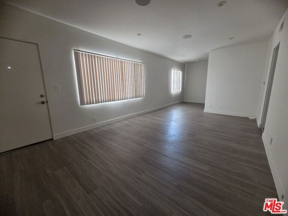 5831 Carlton Way - Photo 4