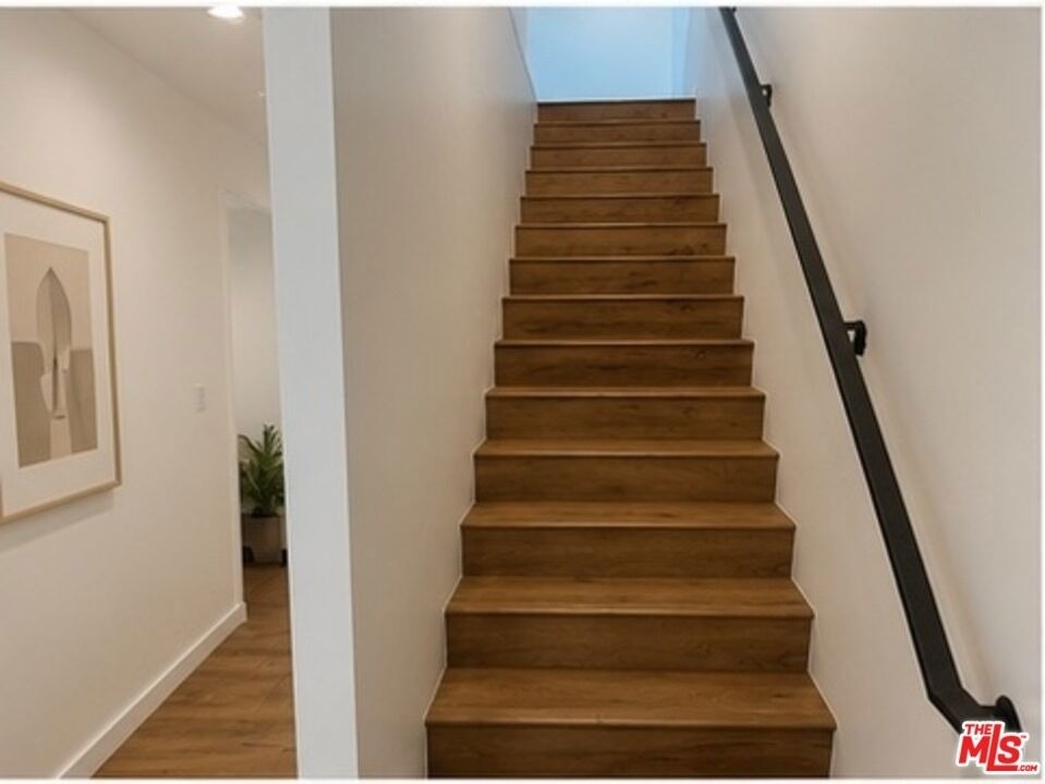 5638 Woodman Avenue - Photo 3