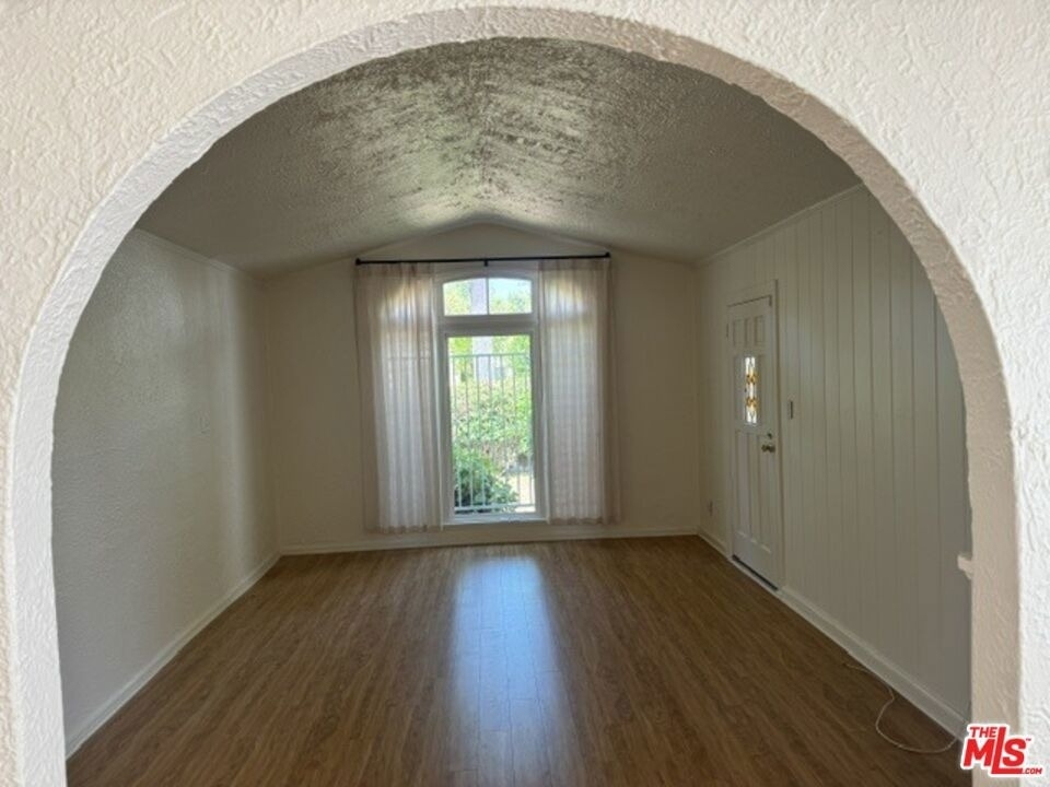 944 Havenhurst Drive - Photo 2