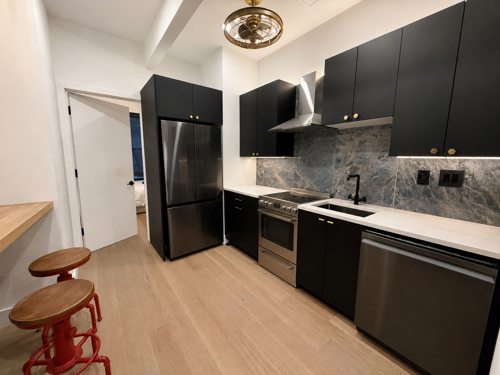 725 Knickerbocker Avenue - Photo 1