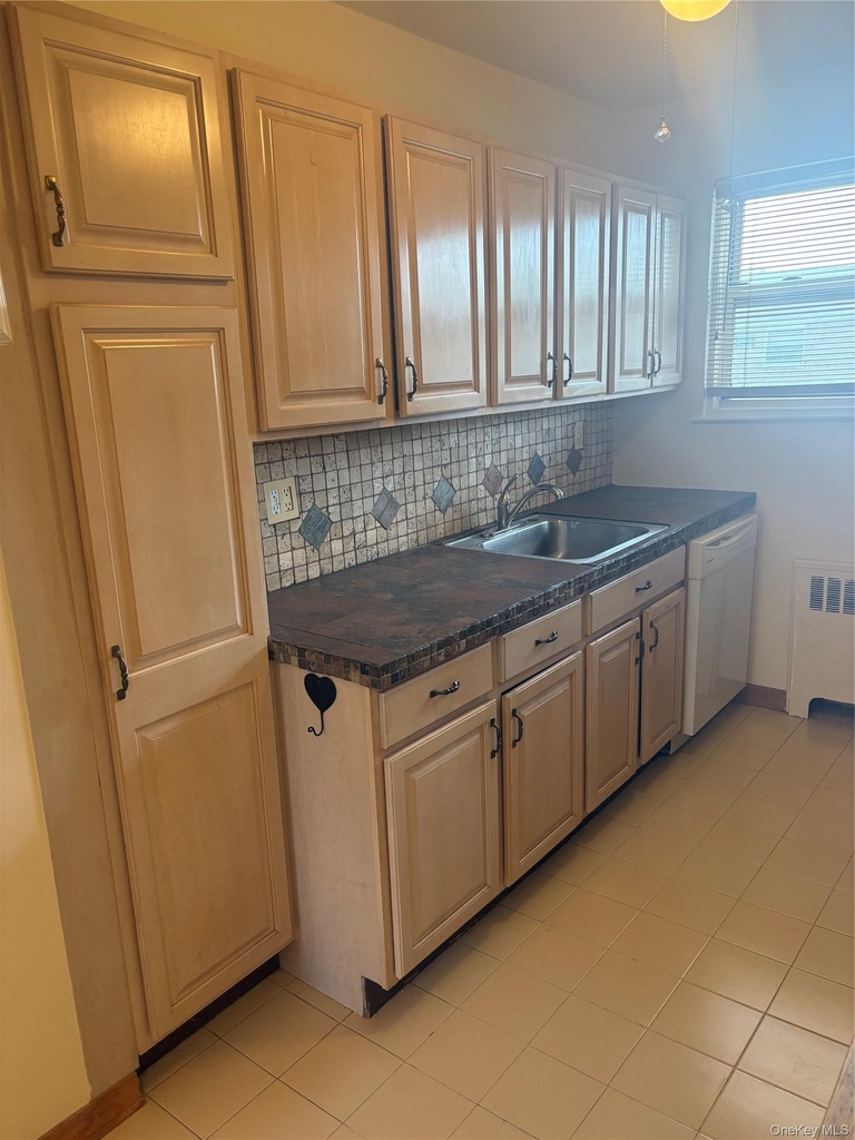268-18 81st Avenue - Photo 4