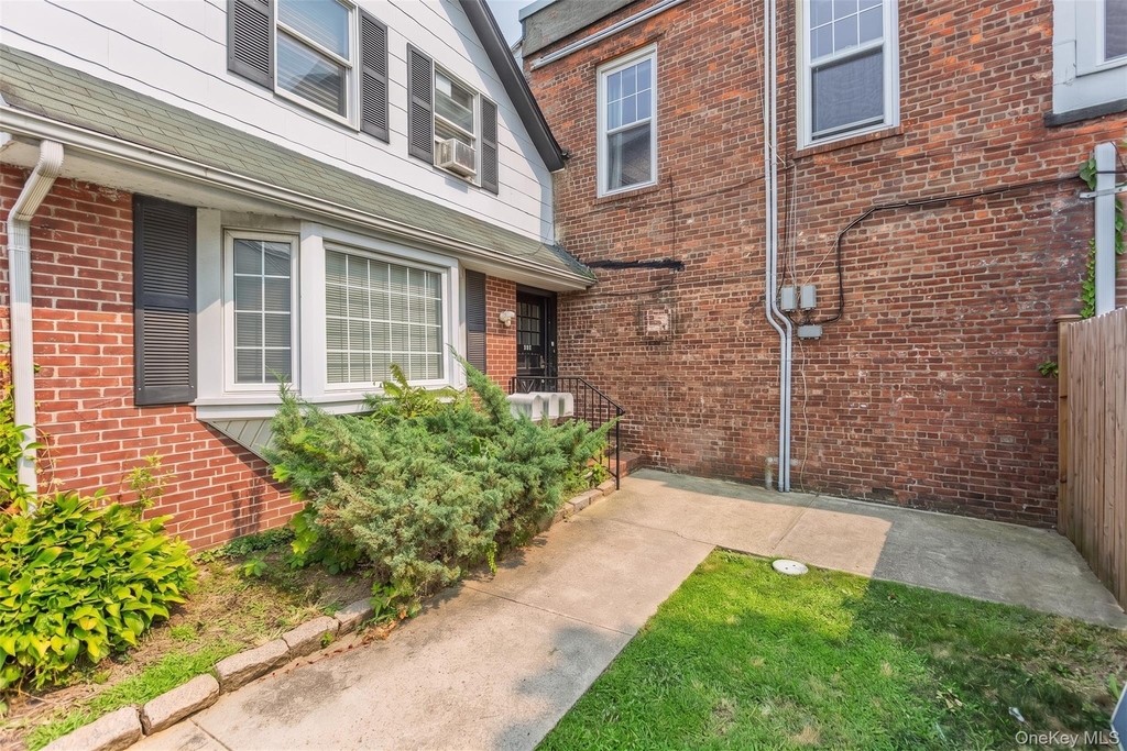 295 Railroad Avenue - Photo 0