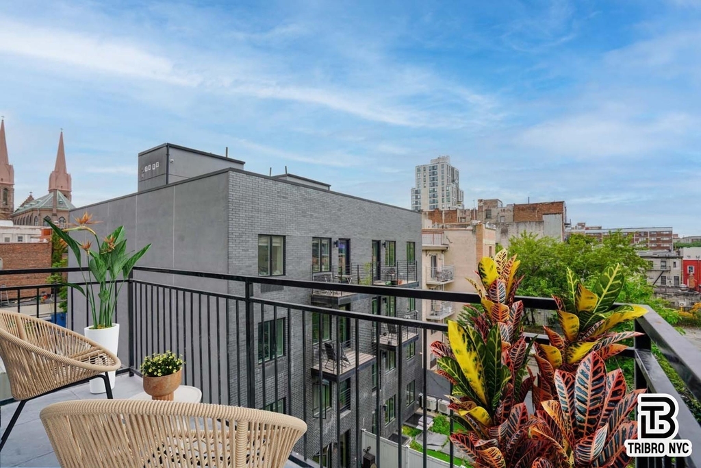 416 Lorimer Street - Photo 0