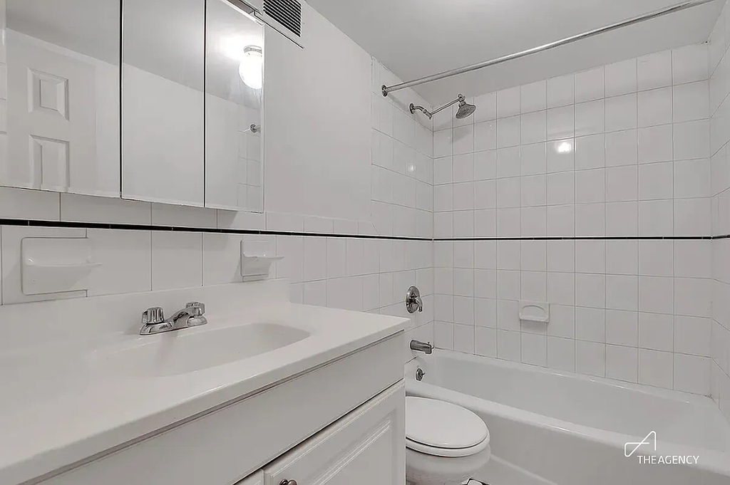242 W 21st Street - Photo 4