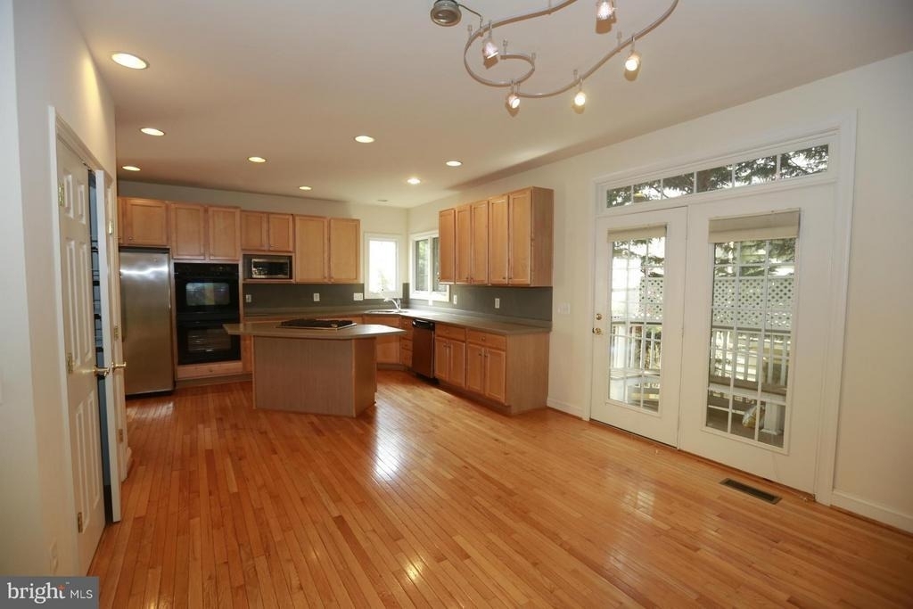 2339 Sandburg Street - Photo 5