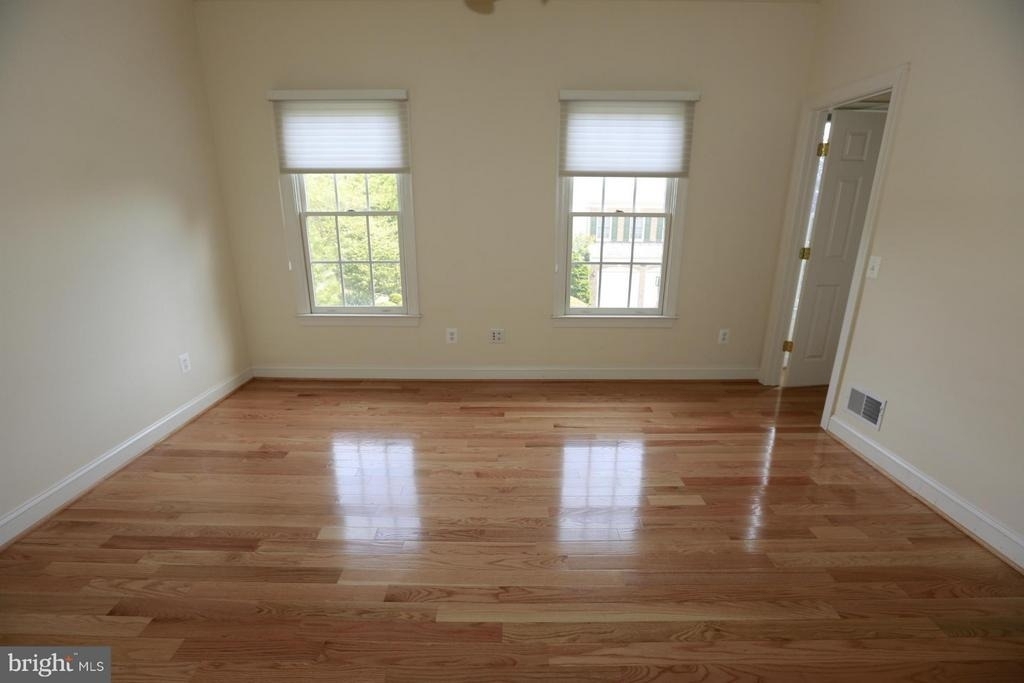 2339 Sandburg Street - Photo 18
