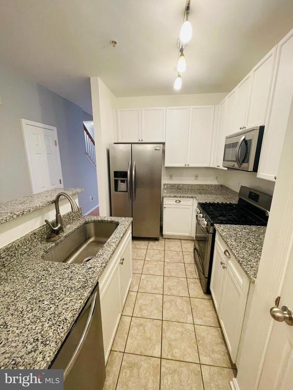 2665 Manhattan Place - Photo 5