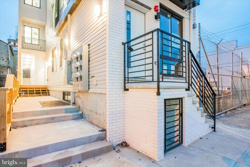 1230 N Marshall Street - Photo 0
