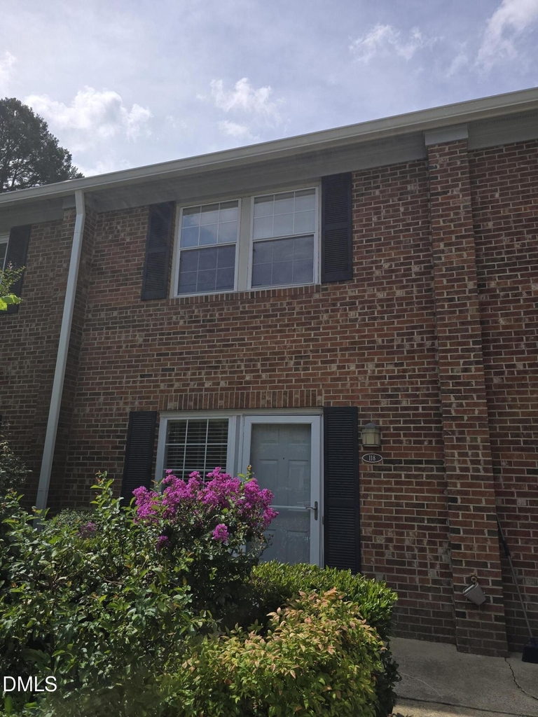 118 Chaucer Court - Photo 0