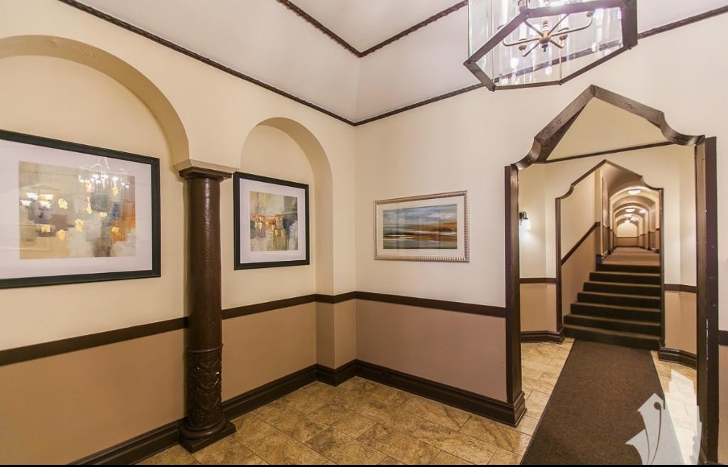 425 W Roscoe - Photo 1