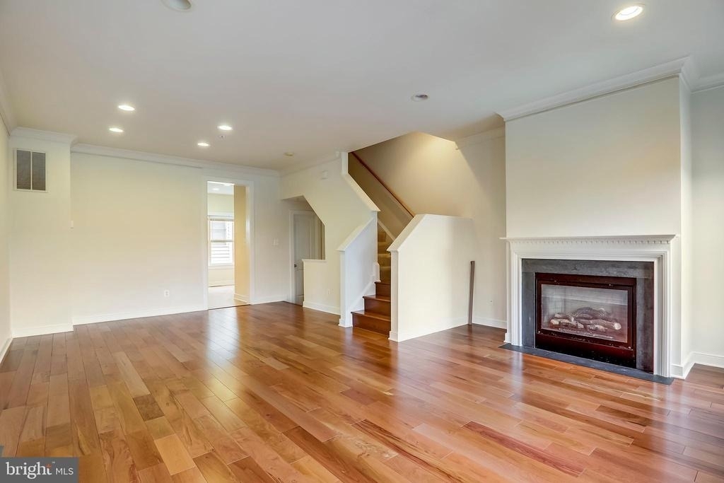 11034 Amherst Avenue - Photo 3