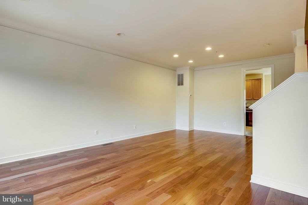 11034 Amherst Avenue - Photo 4