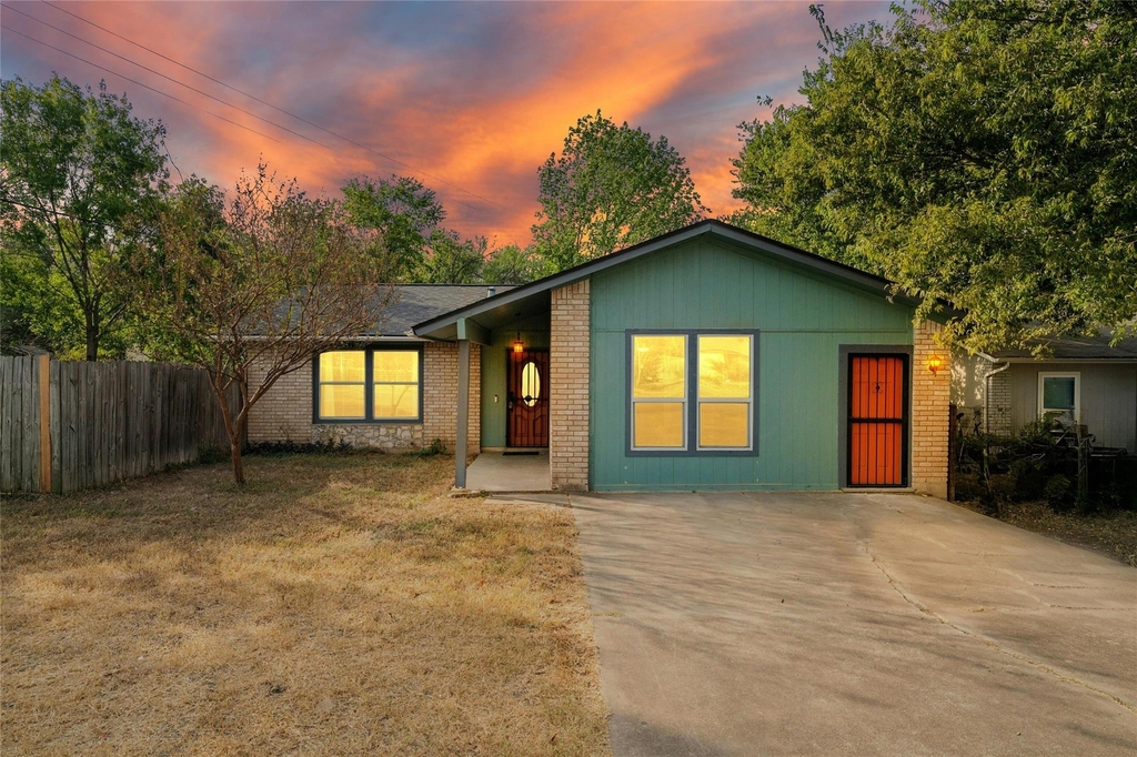 2523 E Stassney Ln - Photo 0