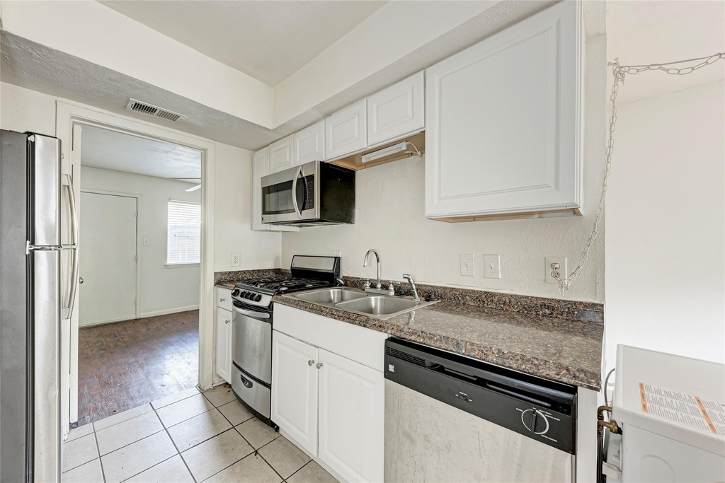 1010 W 23 Rd St - Photo 9