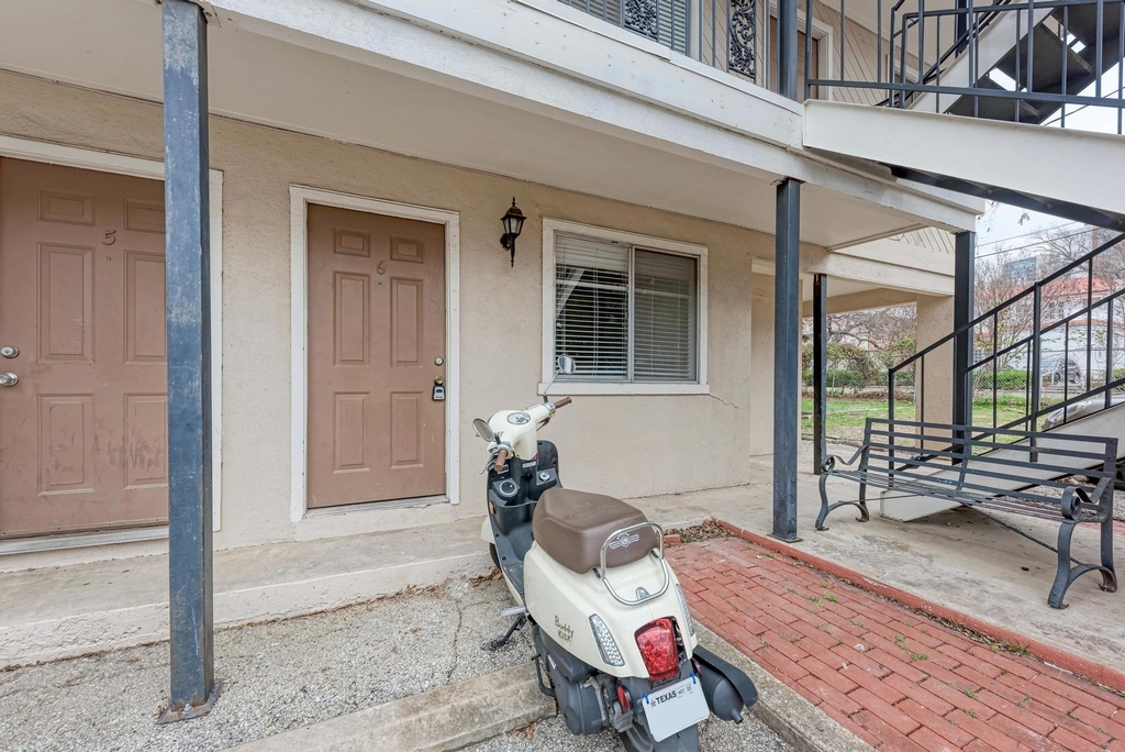 1010 W 23 Rd St - Photo 4