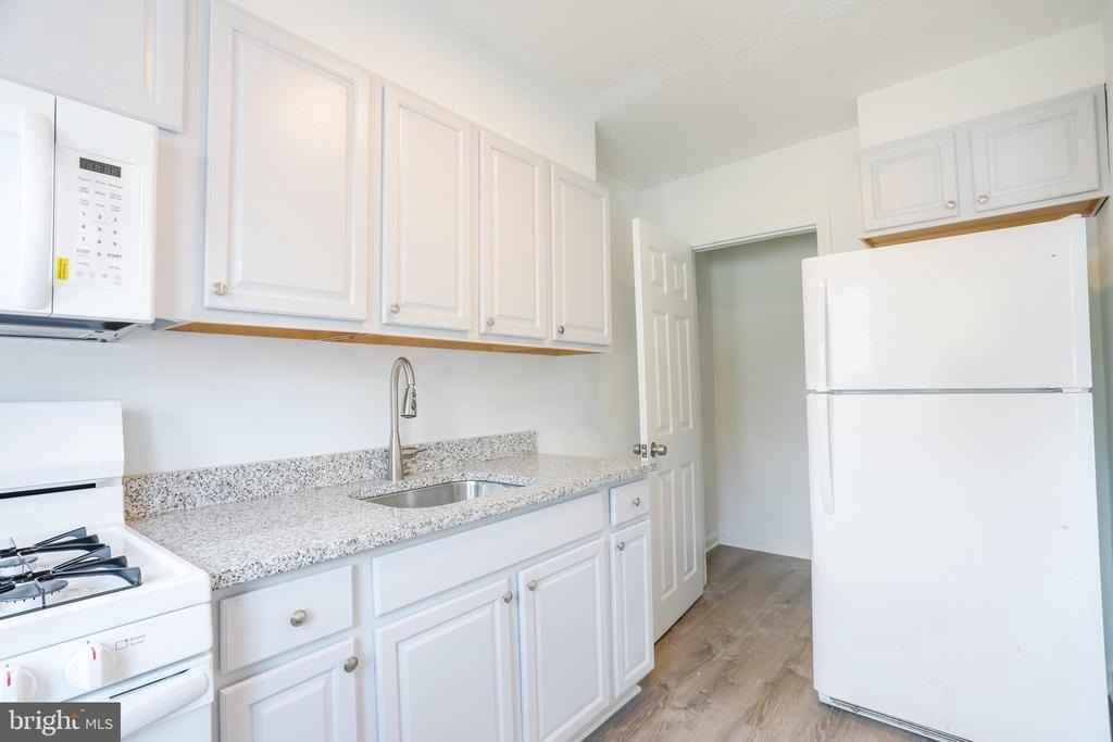 1046 Middlesex Road - Photo 2