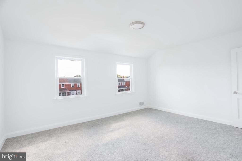 1046 Middlesex Road - Photo 5