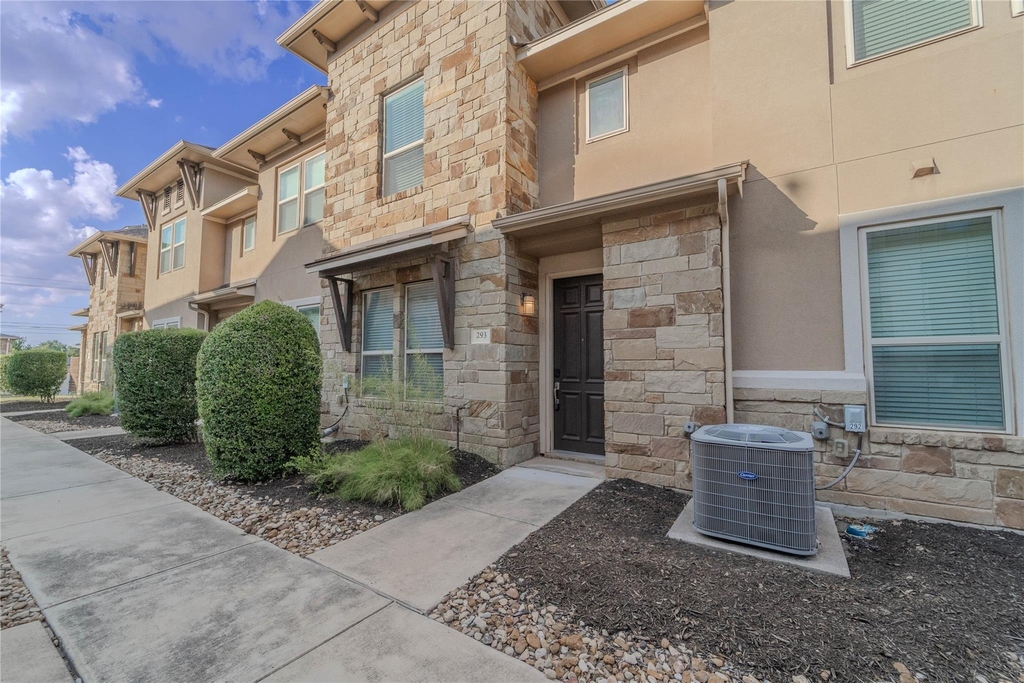 13800 Lyndhurst St - Photo 1