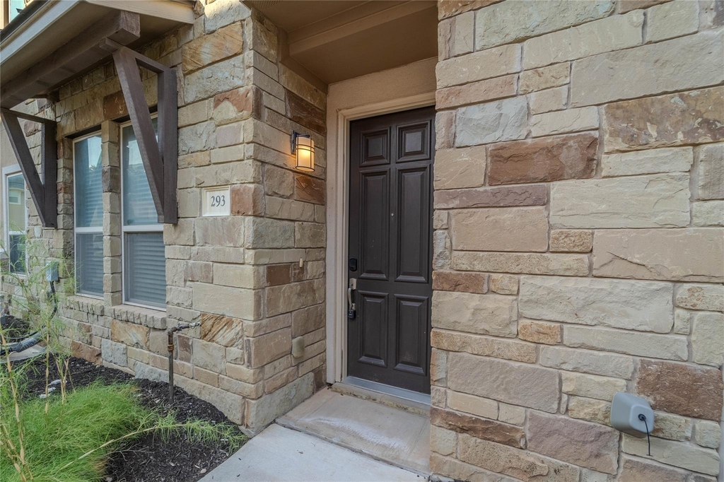 13800 Lyndhurst St - Photo 0