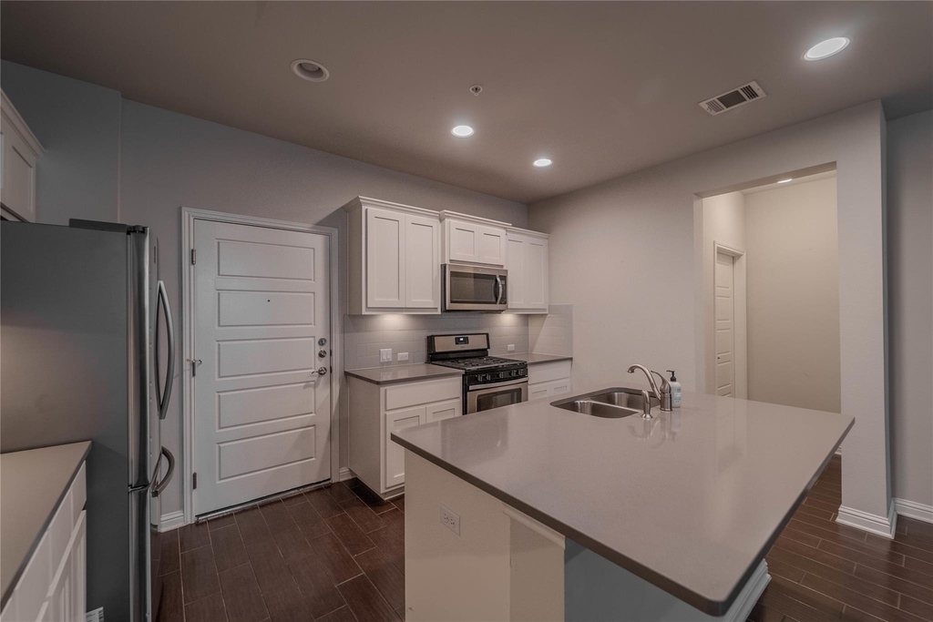 13800 Lyndhurst St - Photo 4