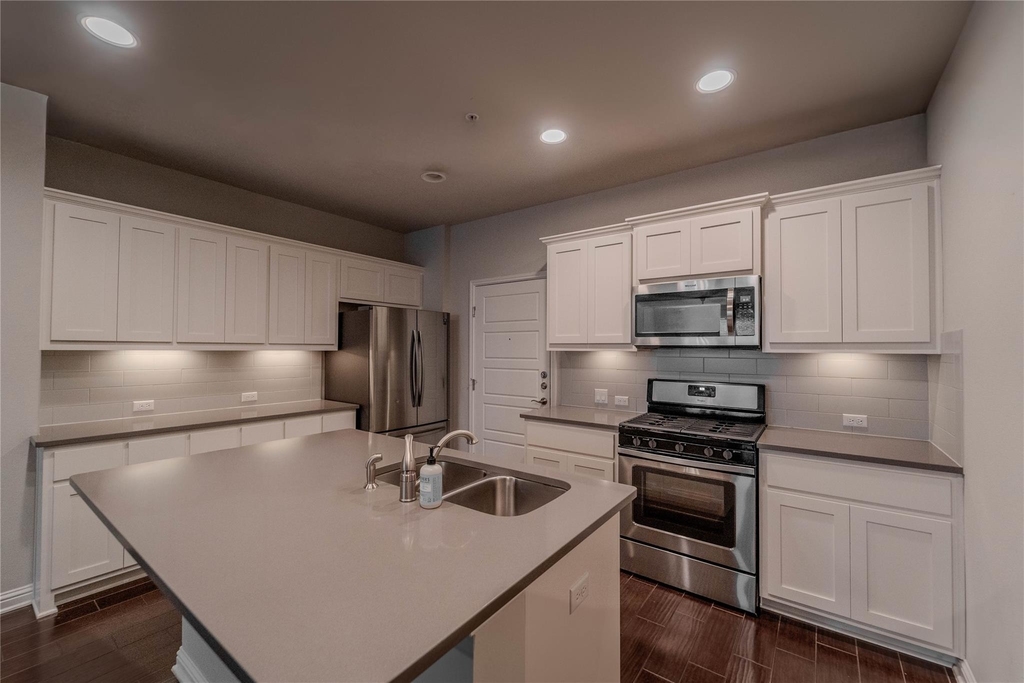13800 Lyndhurst St - Photo 5