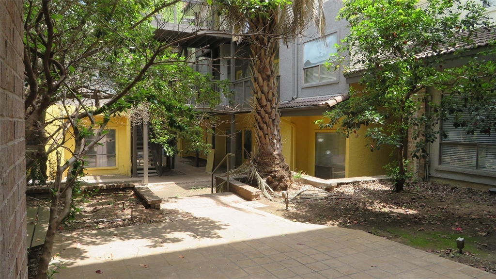 806 W 24th St - Photo 1