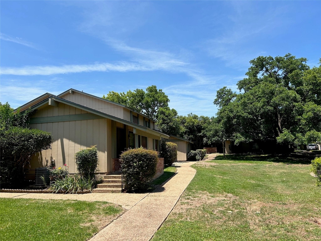 9509 Blue Creek Ln - Photo 0