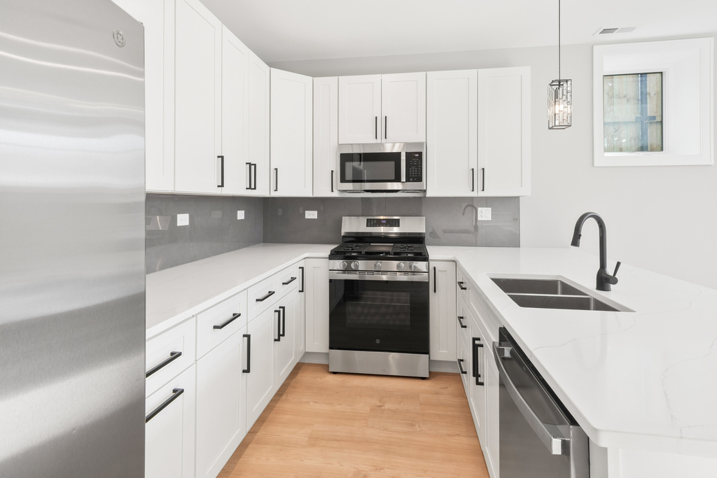6639 S Langley Avenue - Photo 2