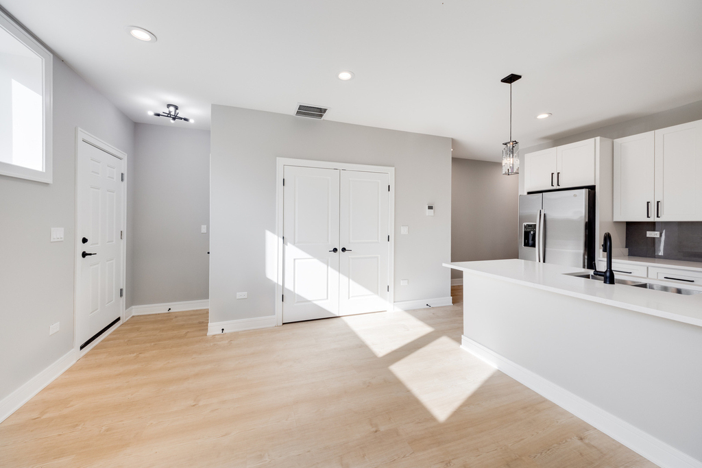 6639 S Langley Avenue - Photo 3
