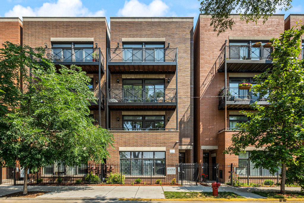 3128 W Walton Street - Photo 0