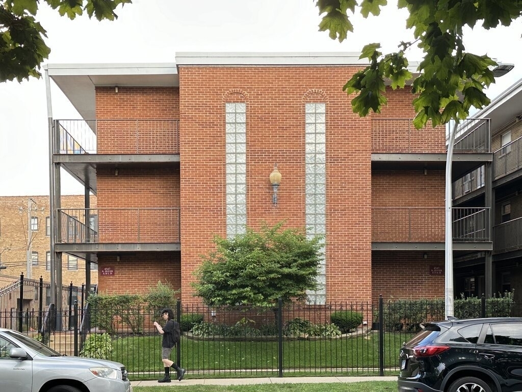 4547 N Dover Street - Photo 0