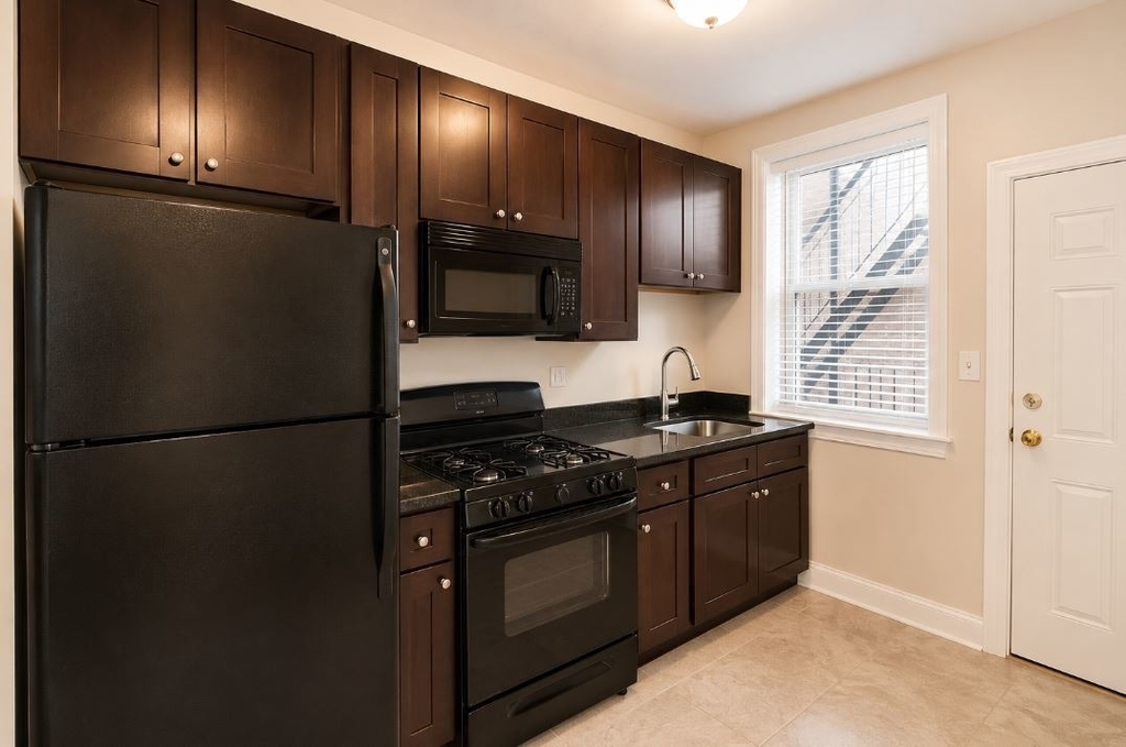 3221 W Division Street - Photo 2