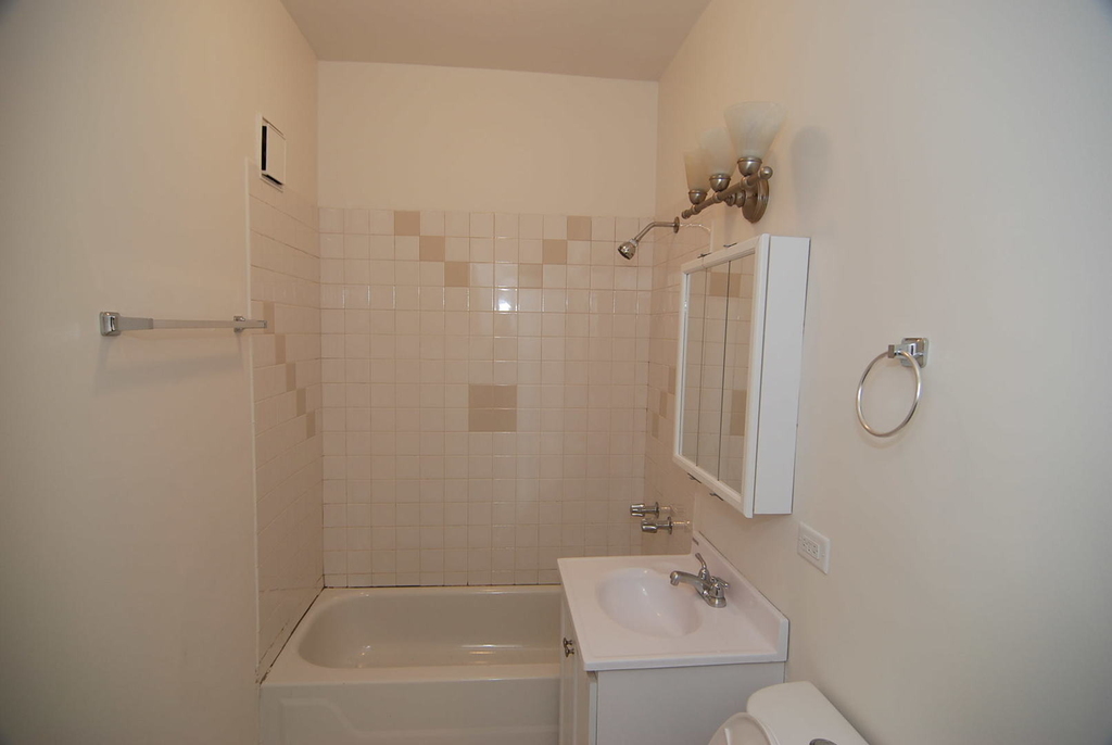 3221 W Division Street - Photo 4