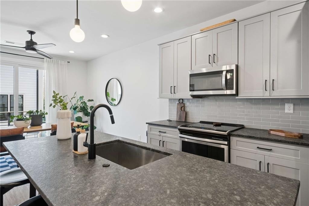 1350 May Avenue Se - Photo 8