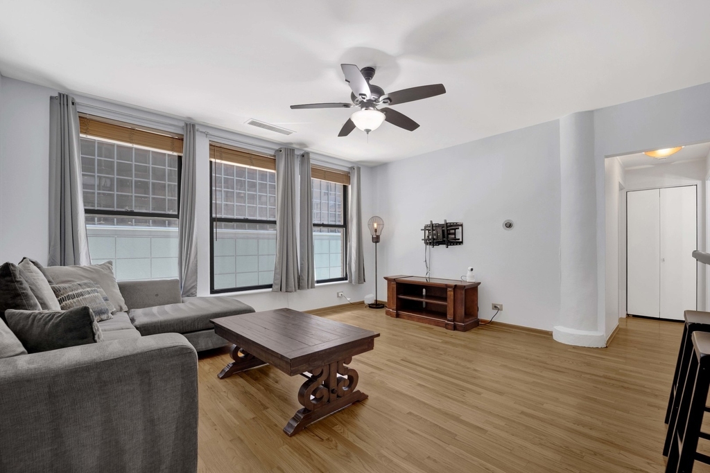 431 S Dearborn Street - Photo 2