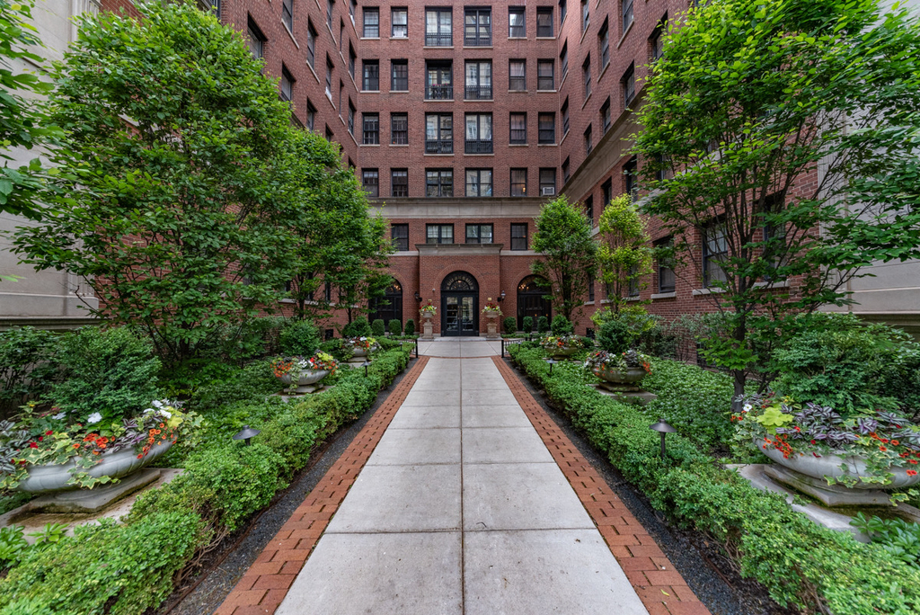 400 W Deming Place - Photo 1
