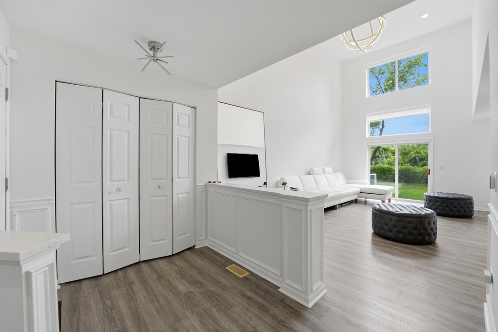 1117 Hawthorne Lane - Photo 4