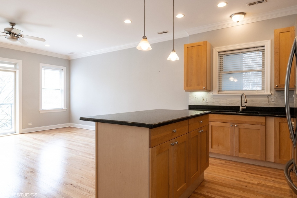 906 W Barry Avenue - Photo 1