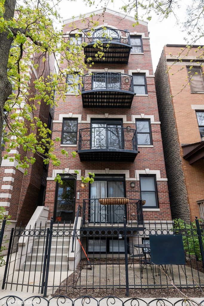 906 W Barry Avenue - Photo 0