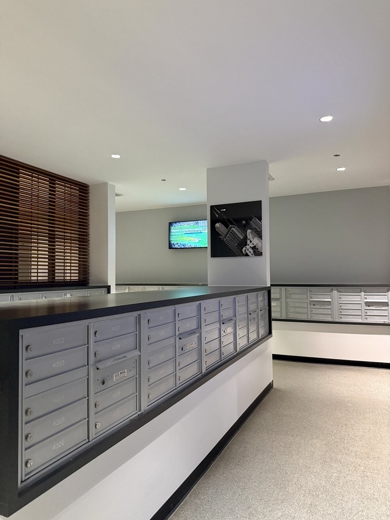 235 W Van Buren Street - Photo 2