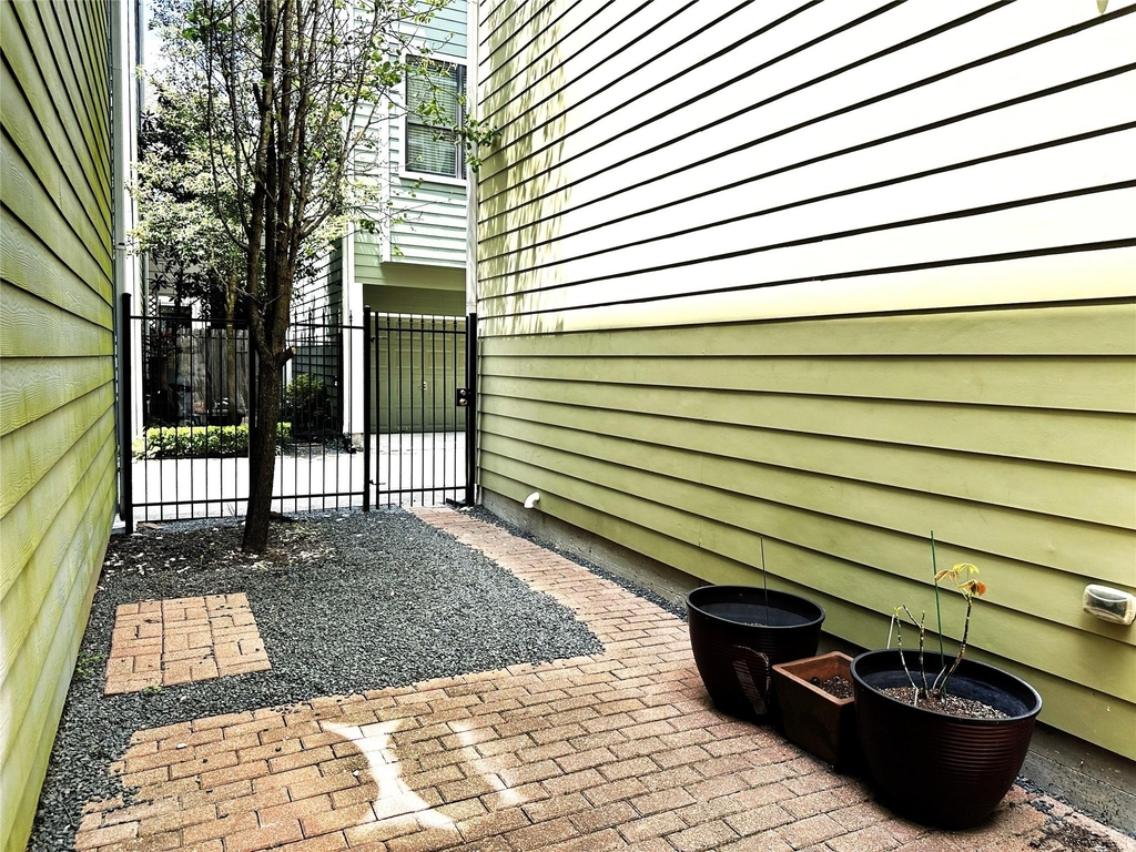 321 W 26th Street - Photo 23
