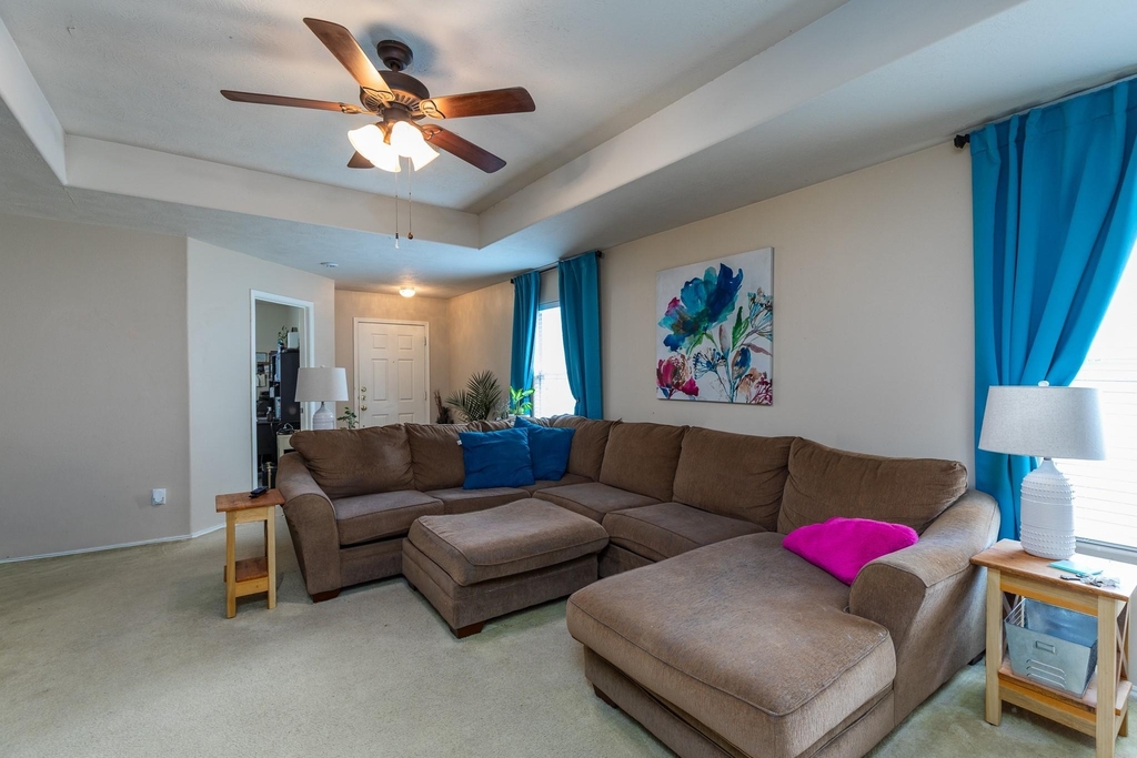24027 Kingbriar Drive - Photo 4
