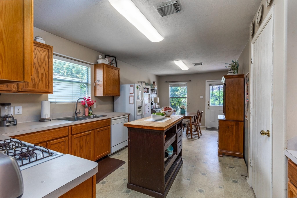 24027 Kingbriar Drive - Photo 7