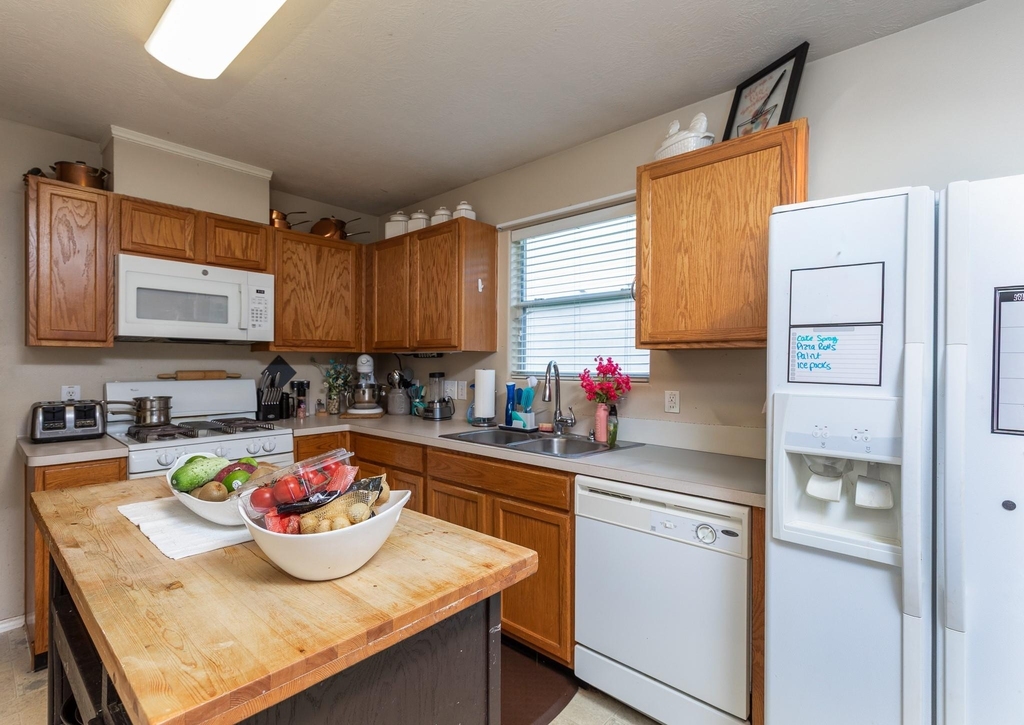 24027 Kingbriar Drive - Photo 6